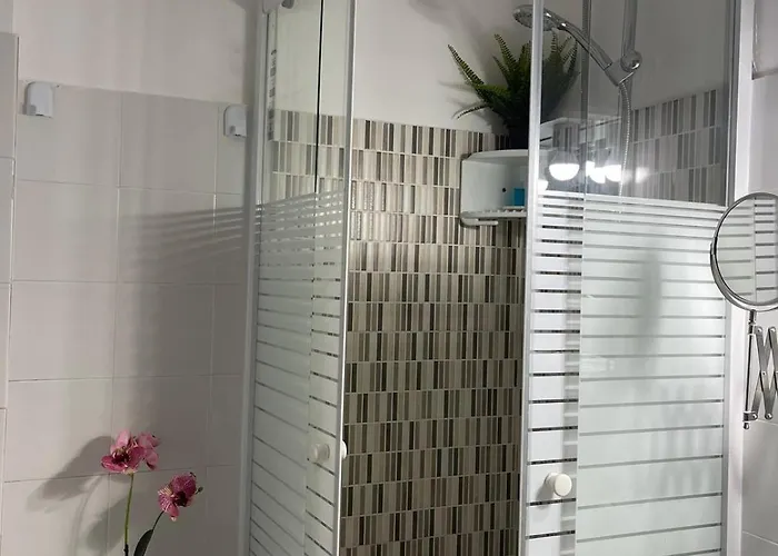 Code 2 Nocleg ze śniadaniem